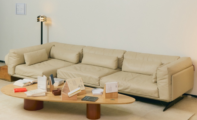 A reading room With 안그라픽스